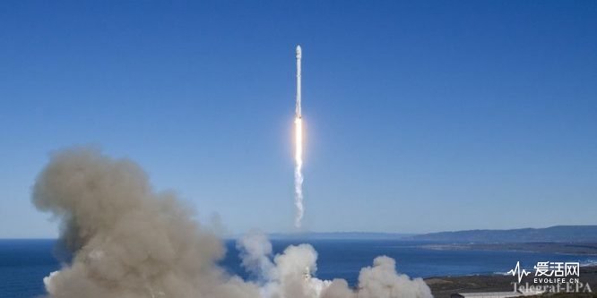 epa05717585 A handout photo made available on 14 January 2017 by SpaceX showing a Falcon 9 rocket with 10 Iridium NEXT communication satelites on board lifting off at the Space Launch Complex 4E at Vandenberg Air Force Base, California, USA, 14 January 2017. A Falcon 9 rocket of the SpaceX aerospace company successfully lifted off from Vandenberg Air Force Base, the company's first launch since a similar unmanned rocket of the company exploded in September 2016. EPA/SPACEX / HANDOUT HANDOUT EDITORIAL USE ONLY/NO SALES