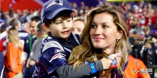 9-glorious-photos-of-tom-bradys-supermodel-wife-and-kids-cheering-him-on-at-the-super-bowl