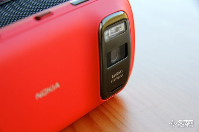 Nokia-808-The-LED-Xenon-Flash