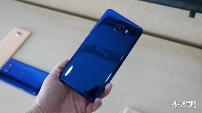 国行版HTC U Ultra即将到来 主副双屏幕带来更