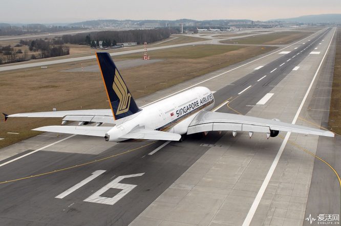 Singapore_Airlines_Airbus_A380_Wallner