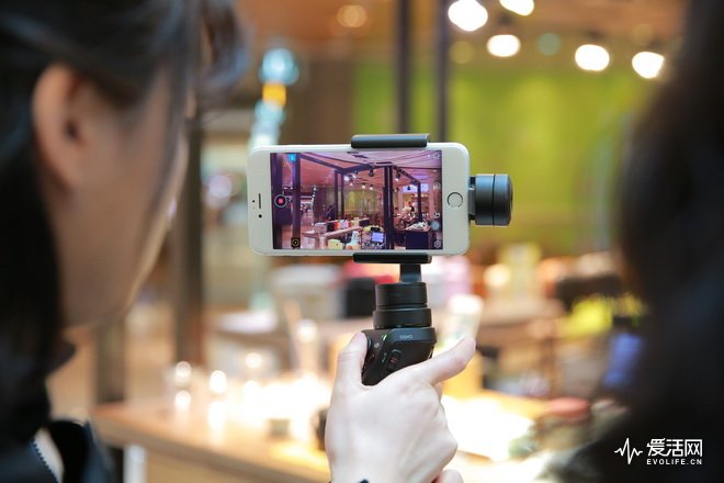 嘉宾们体验了Osmo Mobile在工作、旅行、家居生活等场景中的应用