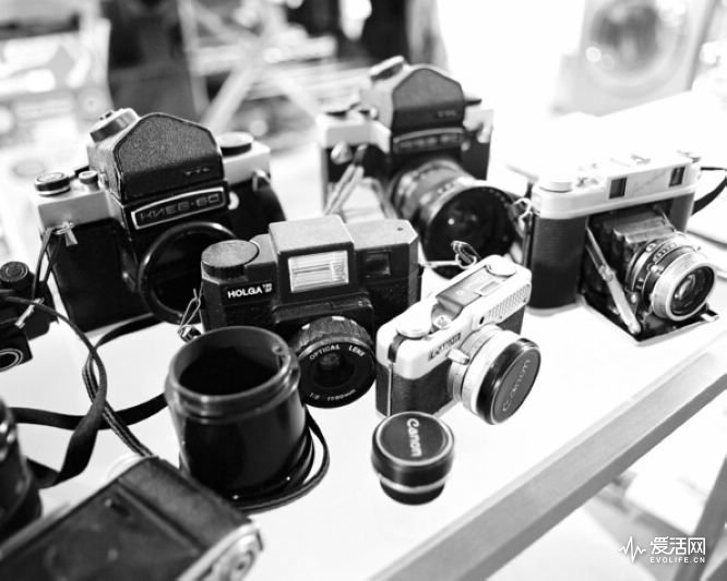 Camera+Equipment+collection+cameras+table+cGVJ-5GwdiNl