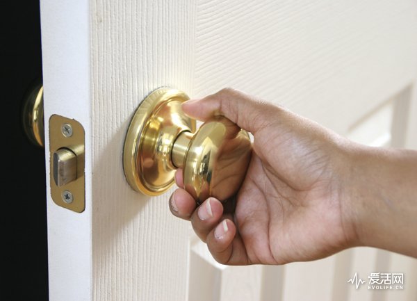 replacing-doorknob2