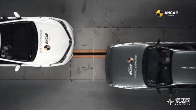 ANCAP CAR-TO-CAR CRASH TEST_ 1998 Toyota Corolla vs. 2015 Toyota Corolla - YouTube [720p].mp4_20170519_101912.150