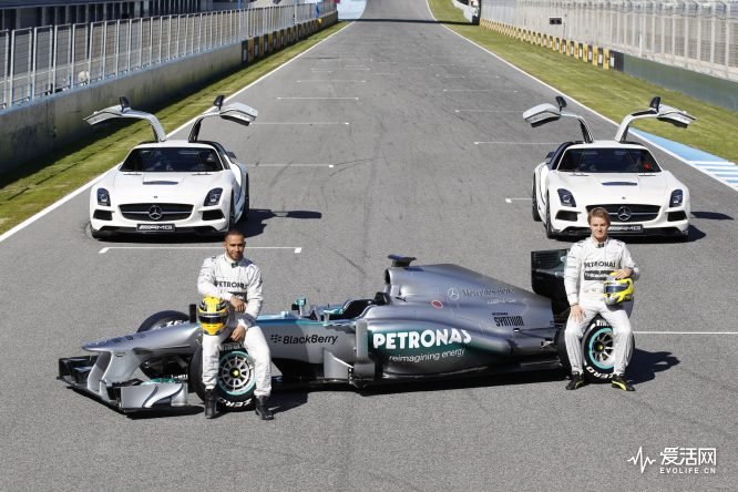 2013-F1-W04-Silver-Arrow-officially-launched-by-Mercedes-AMG-Petronas-F1-Team-photo-06