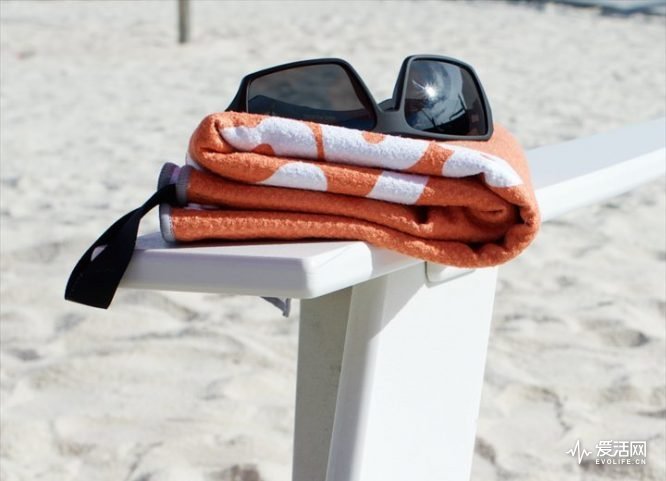 SnappyTowels-compact-microfiber-swim-towel