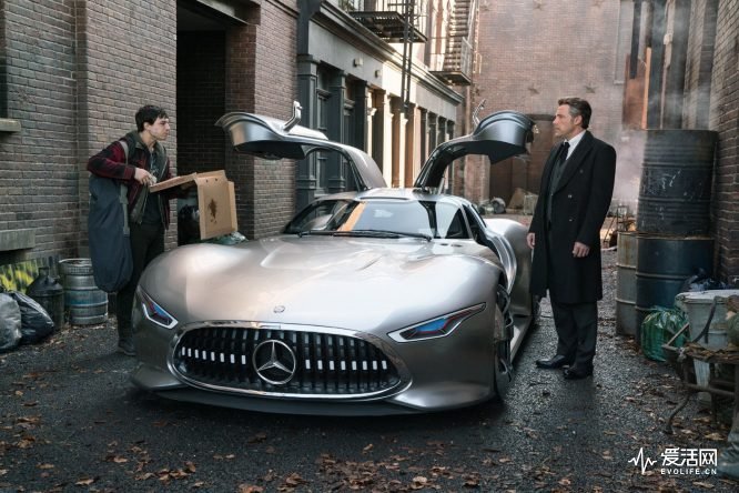 Für den Mercedes-Benz AMG Vision Gran Turismo hat das Mercedes-Benz Designteam für den Film JUSTICE LEAGUE ein visionäres Interieur entwickelt.. Der Innenraum umfasst beleuchtete Elemente, Rennsitze und einen virtuellen Armaturenbrettabschnitt. Copyright: Clay Enos/Warner Bros. Pictures; JUSTICE LEAGUE and all related characters and elements TM & © DC and Warner Bros. Entertainment Inc. For JUSTICE LEAGUE production purposes, the Mercedes-Benz AMG Vision Gran Turismo has a fleshed-out interior with illuminated elements, racing seats and a virtual dashboard section. Filming required the whole vehicle to be enlarged to 110% compared to its predecessor, in order to accommodate seating the impressive 1,90 m height of Bruce Wayne. Copyright: Clay Enos/Warner Bros. Pictures; JUSTICE LEAGUE and all related characters and elements TM & © DC and Warner Bros. Entertainment Inc.