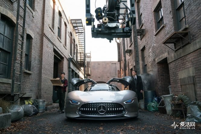 Für den Mercedes-Benz AMG Vision Gran Turismo hat das Mercedes-Benz Designteam für den Film JUSTICE LEAGUE ein visionäres Interieur entwickelt. Der Innenraum umfasst beleuchtete Elemente, Rennsitze und einen virtuellen Armaturenbrettabschnitt. Copyright: Clay Enos/Warner Bros. Pictures; JUSTICE LEAGUE and all related characters and elements TM & © DC and Warner Bros. Entertainment Inc. For JUSTICE LEAGUE production purposes, the Mercedes-Benz AMG Vision Gran Turismo has a fleshed-out interior with illuminated elements, racing seats and a virtual dashboard section. Filming required the whole vehicle to be enlarged to 110% compared to its predecessor, in order to accommodate seating the impressive 1,90 m height of Bruce Wayne. Copyright: Clay Enos/Warner Bros. Pictures; JUSTICE LEAGUE and all related characters and elements TM & © DC and Warner Bros. Entertainment Inc.