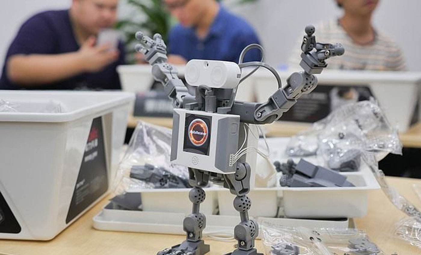 编程从娃娃抓起 这款最具仿生效果的能力风暴教育机器人伯牙来了