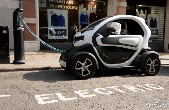 A Renault Twizy, an electric car, is charged form an electric car charging point near to Covent garden market in London.. Picture date: Monday September 15, 2014. Photo credit should read: Andrew Matthews/PA Wire