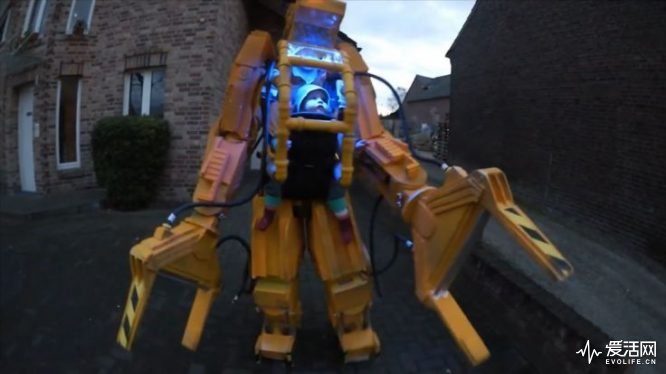 father-builds-aliens-power-loader-costume-baby-daughter-666x374.jpg