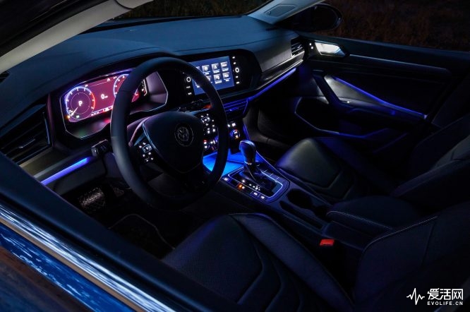 2019-Volkswagen-Jetta-SEL-interior-and-gauges-with-blue-mood-lighting
