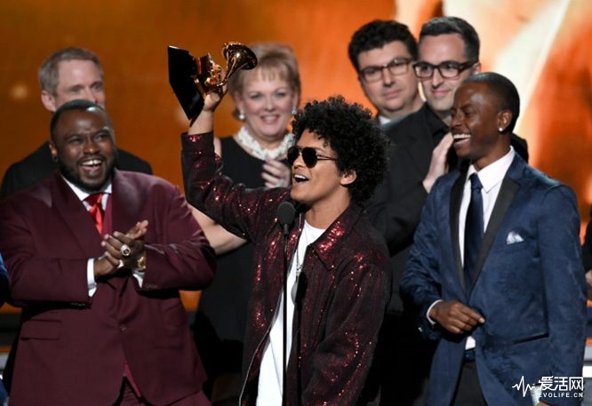 NEW YORK, NY - JANUARY 28:  Recording artist Bruno Mars (C) accepts Album of the Year for '24K Magic' with production team onstage during the 60th Annual GRAMMY Awards at Madison Square Garden on January 28, 2018 in New York City.  (Photo by Kevin Winter/Getty Images for NARAS)