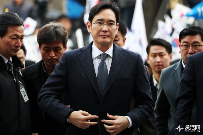 Jay Y. Lee, co-vice chairman of Samsung Electronics Co., center, arrives at the Seoul Central District Court in Seoul, South Korea, on Thursday, Feb. 16, 2017. South Korean prosecutors are again seeking to arrest Lee, citing new allegations of bribery and dealing another blow to a business empire mired in a nationwide corruption scandal. Photographer: SeongJoon Cho/Bloomberg via Getty Images