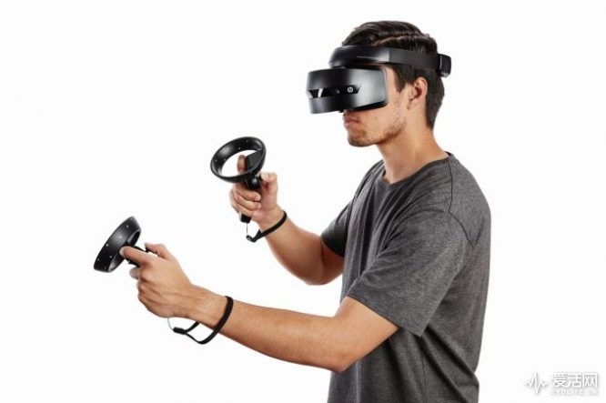 hp_windows_mixed_reality_headset_-_professional_edition_in_use_678x452