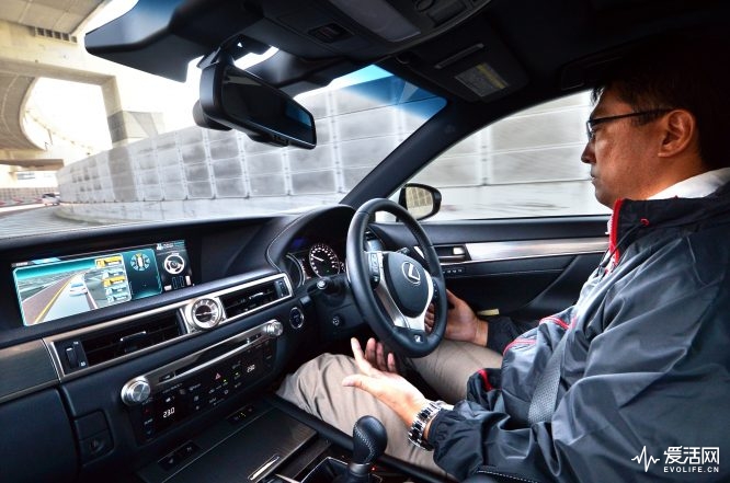Japan's auto giant Toyota demonstrates autonomous driving with a Lexus GS450h on the Tokyo metropolitan highway during Toyota's advanced technology presentation in Tokyo on October 6, 2015. Toyota is expecting to commercialise autonomous vehicles before the Tokyo Olympics in 2020.     AFP PHOTO / Yoshikazu TSUNO        (Photo credit should read YOSHIKAZU TSUNO/AFP/Getty Images)