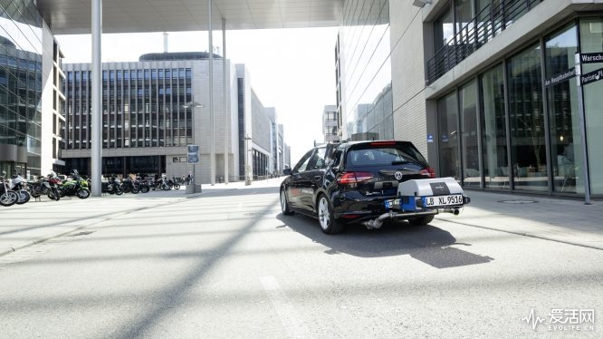 02_凭借全新的柴油技术，博世的工程师们已大大降低了车辆氮氧化物排放。