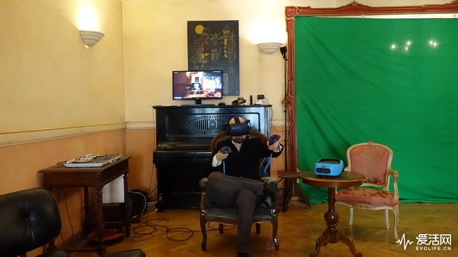 Enea在自己的工作室戴着Vive Pro专业版开发VR内容_resize