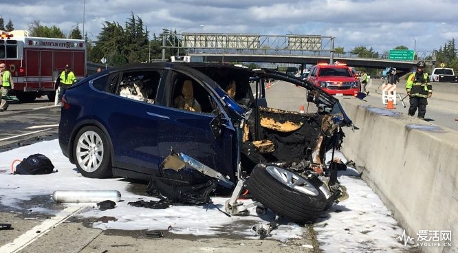 Rescue workers attend the scene where a Tesla electric SUV crashed into a barrier on U.S. Highway 101 in Mountain View, California, March 25, 2018.  KTVU FOX 2/via REUTERS