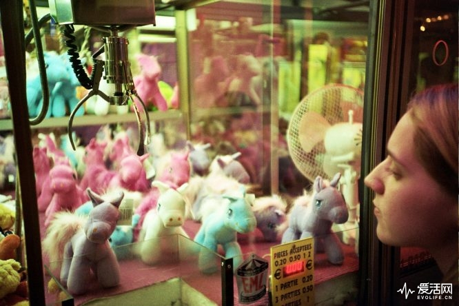 A_Claw_Crane_game_machine_containing_unicorn_plushes_in_Trouville,_France,_Sept_2011