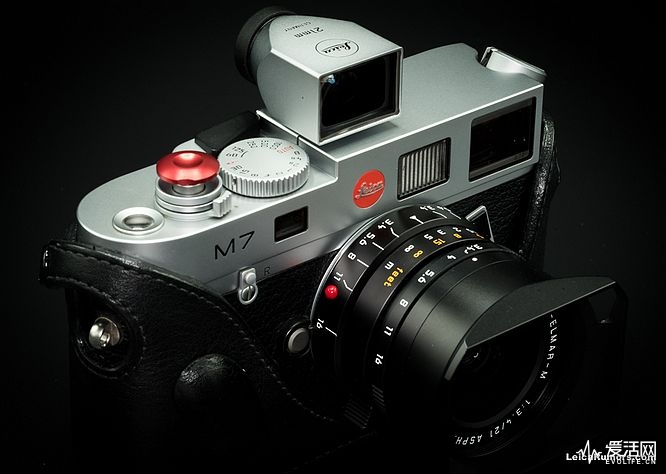 Leica-M7-camera-with-21mm-f3.4-Super-Elmar-lens