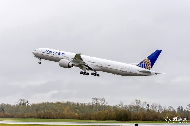 777-300ER UAL #1453-WE751