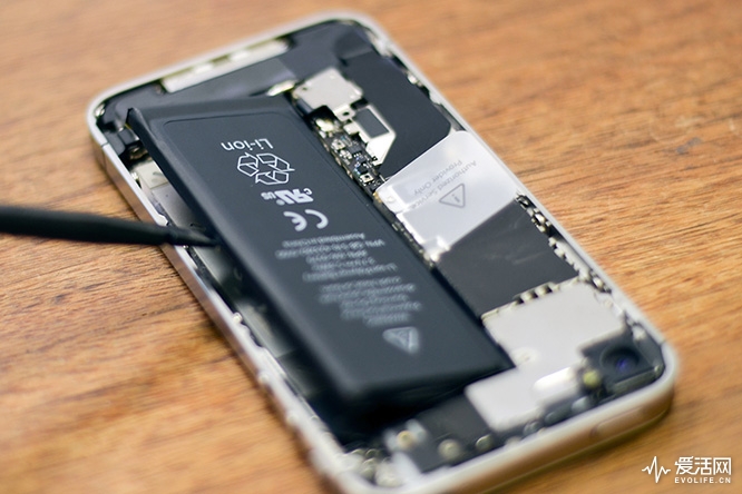 iPhone-4S-battery-removal