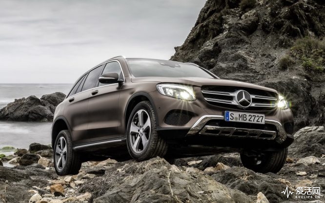 2016-Mercedes-Benz-GLC-rocks