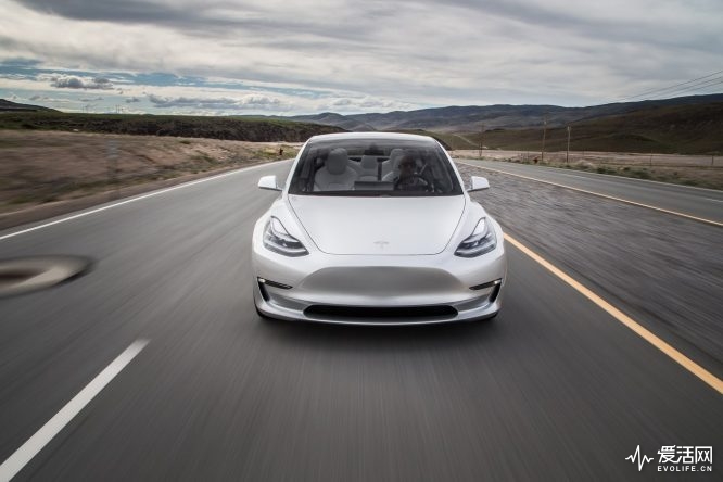 2017-Tesla-Model-3-front-end-in-motion-02