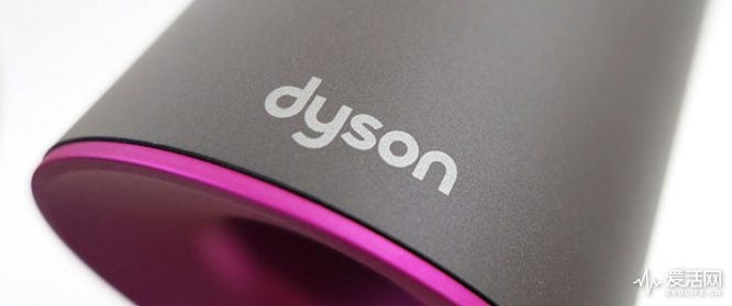 Dyson-supersonic-logo-on-top-of-hair-dryer