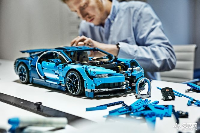 42083-LEGO-Technic-Bugatti-Chiron-16