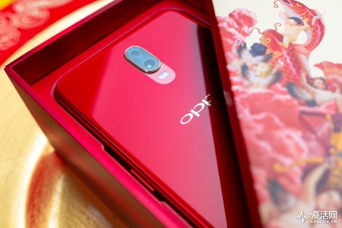 中国红搭上烫金祥云小猪 oppo r17新年版才是最有节日气氛的智能手机