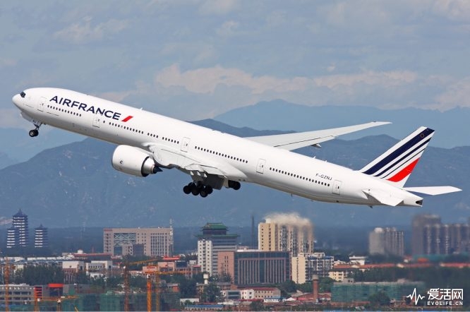 Air_France_Boeing_777-300ER_Zhu-1