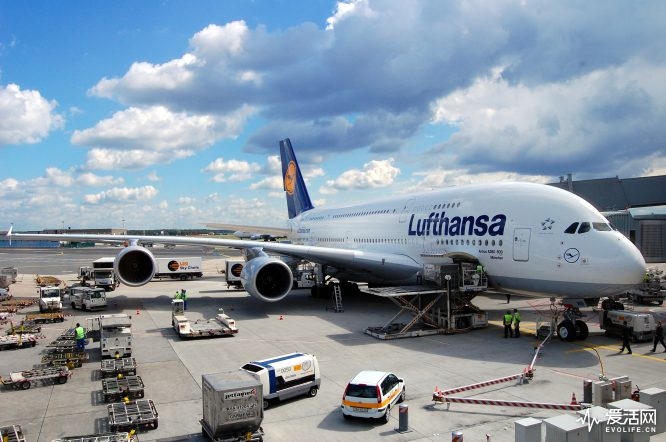Airbus_A380-800_of_Lufthansa_in_Frankfurt_Germany_-_Aircraft_ground_handling_at_FRA_EDDF (1)