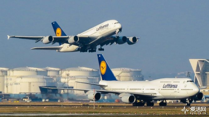 Lufthansa_Airbus_A380_and_Boeing_747_8