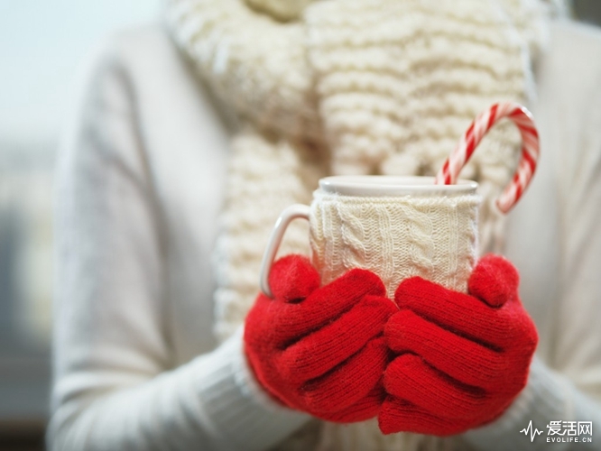 Woman-holding-winter-cup-close-1024x768