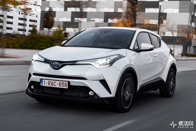 2016_toyota-chr_hybrid_mte_dynamic_04