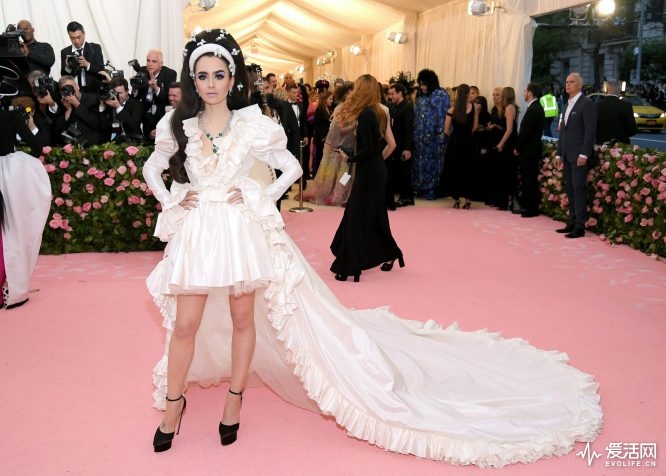 lily-collins-met-gala-2019