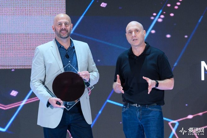 Gregory Bryant (left), Intel senior vice president in the Client Computing Group, holds a wafer of 10th Gen Intel Core processors (code-named "Ice Lake") on stage at Computex 2019 on Tuesday, May 28, 2019. He is joined by Uri Frank, Intel vice president of platform engineering in the Client Computing Group. (Credit: Intel Corporation)