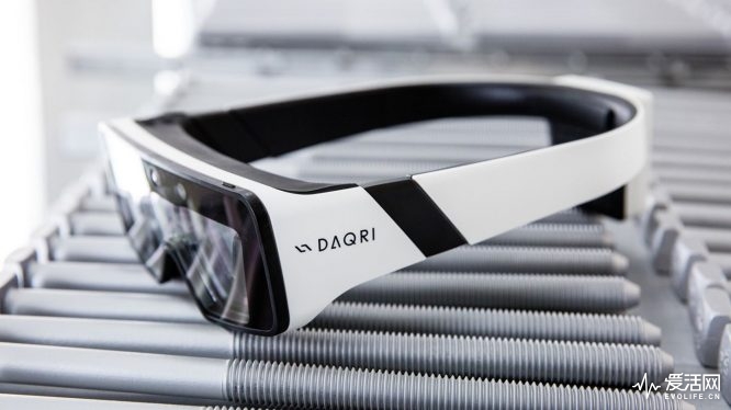 daqri-begins-shipping-its-ruggedized-yet-portable-ar-smartglasses-worldwide.w1456