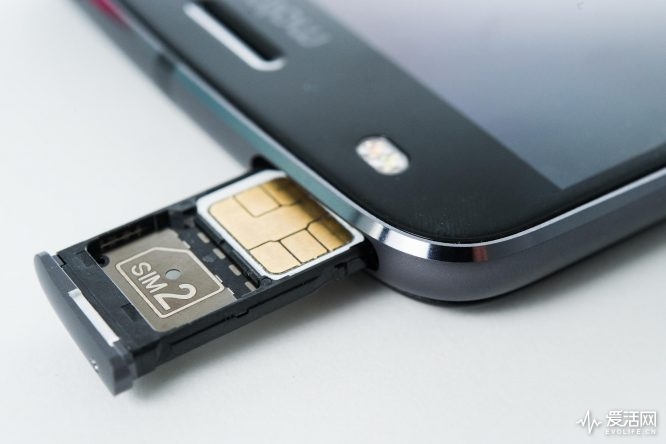 Zum Themendienst-Bericht von Viktor Mülleneisen vom 30. November 2017: Platz für zwei Karten und damit auf für zwei Nummern: Dual-SIM-Telefone ermöglichen den Parallelbetrieb von zwei Mobilfunkanschlüssen. (Archivbild vom 20.07.2017/Nur zur redaktionellen Verwendung durch Themendienst-Bezieher.) Foto: Franziska Gabbert/dpa-tmn