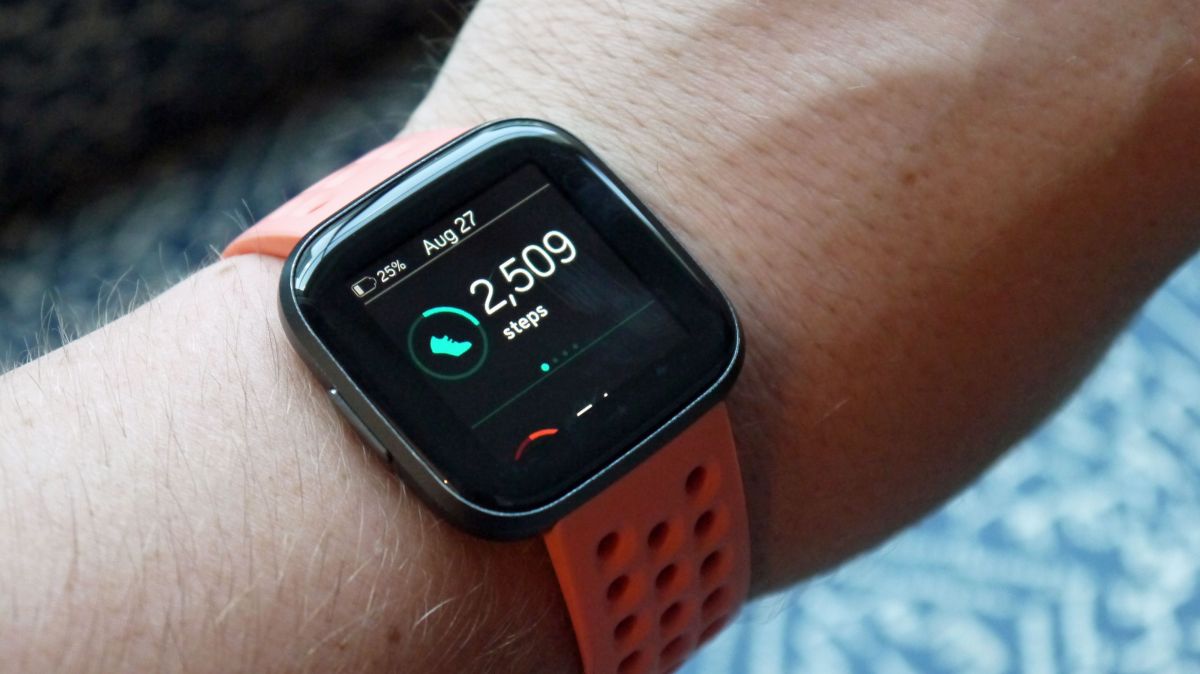 Fitbit-Versa-2-vs-Apple-Watch-4