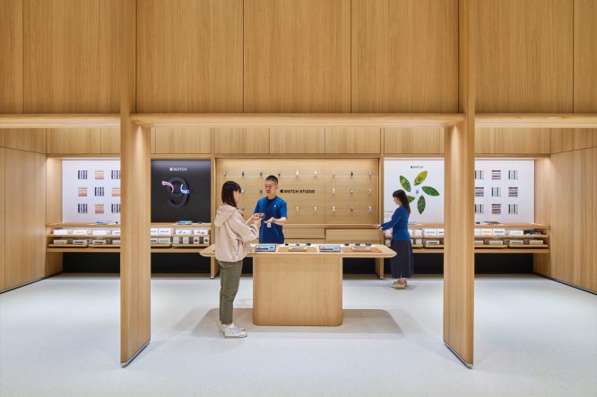 Apple-MixC-Wenzhou-China-media-preview-team-member-assists-customer-with-Apple-Watch_big.jpg.large_2x