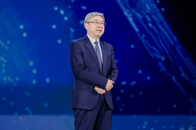 奇瑞汽车股份有限公司董事长尹同跃在现场讲话